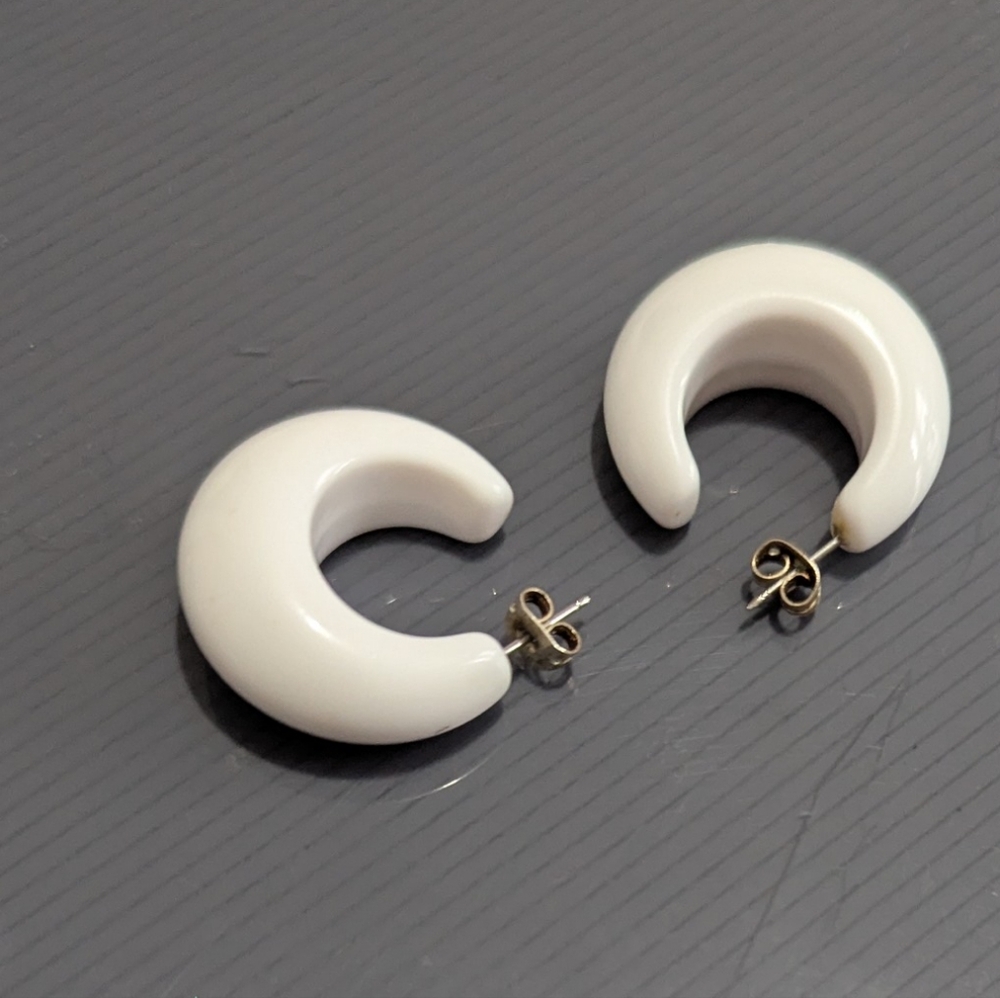 Vtg Classic 1960s Crown Trifari Signed White Enamel Metal Hoop Pierced Earrings